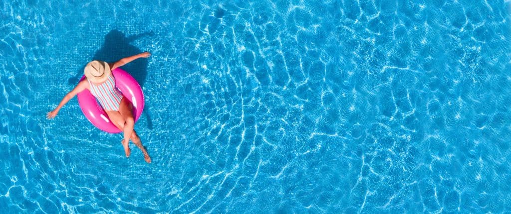 piscine en kit vue de dessus avec une femme dans une bouée rose