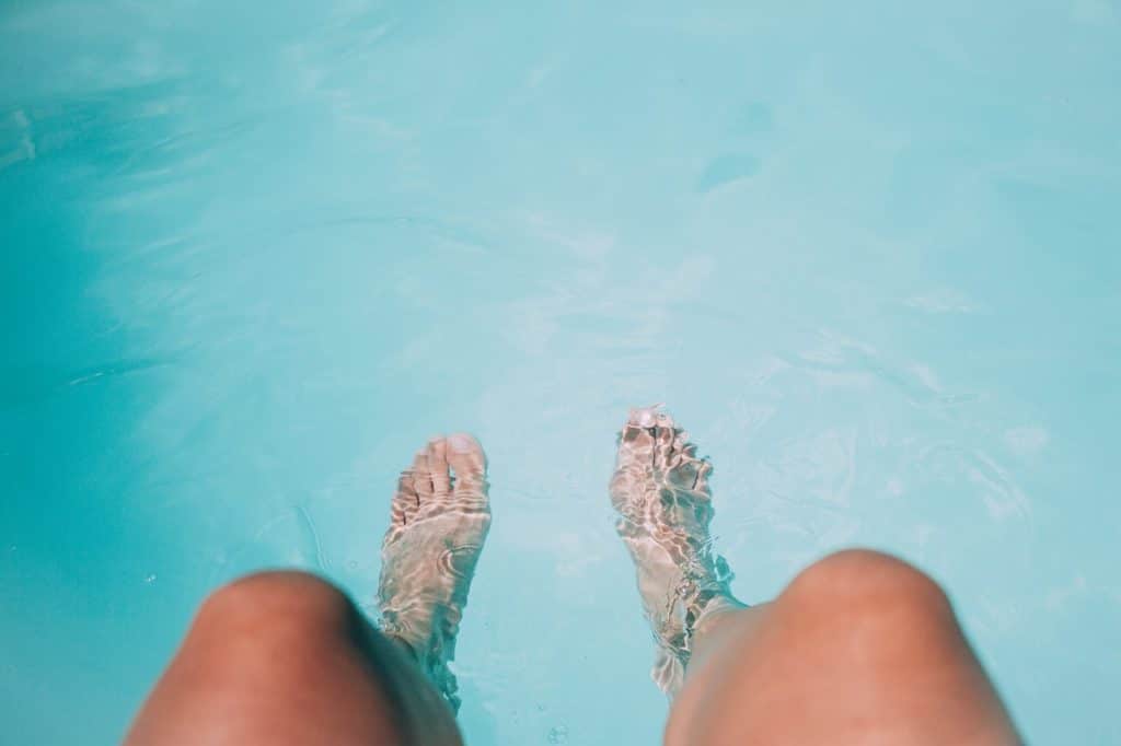 pieds dans eau piscine