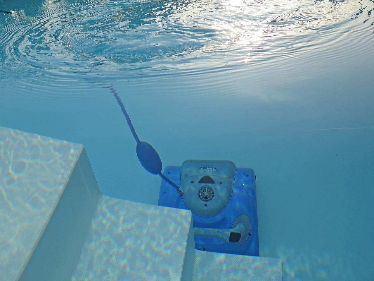 Robot de piscine : Quand et comment entretenir les filtres de son robot de  piscine ? - Guide d'achat : Robot de piscine